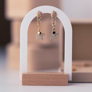 NIB Beautiful Gold Star Earrings in Beige Velvet Jewerly Box